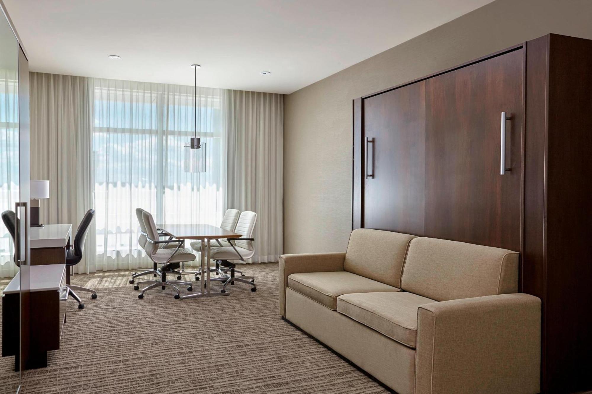 Airport Marriott In-terminal 4*
